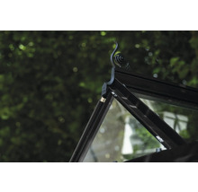 Detailansicht eines Gewächshauses mit dekorativem Giebelaufsatz