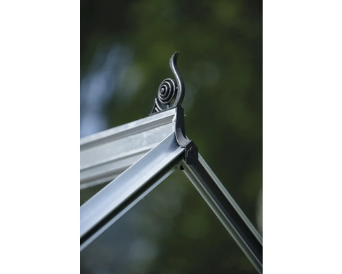 Detailansicht Gewächshaus mit dekorativem Giebel