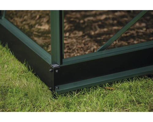 Detailansicht eines Gewächshausfundaments auf Rasen