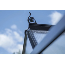 Detailansicht eines Gewächshausdachs mit dekorativem Giebelornament.