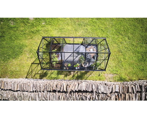 Ansicht von oben eines Gewächshauses auf einer Wiese