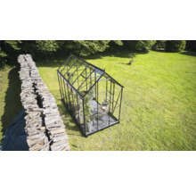 Gewächshaus mit Glas und Metallrahmen im Garten