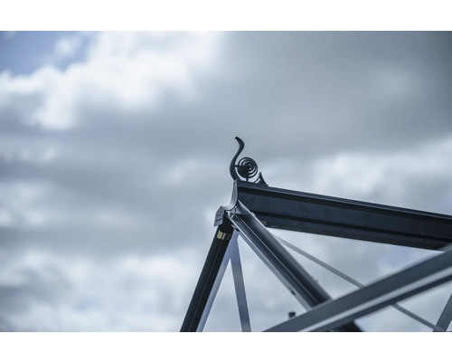 Detailansicht des Dachgiebels eines Gewächshauses mit dekorativer Verzierung