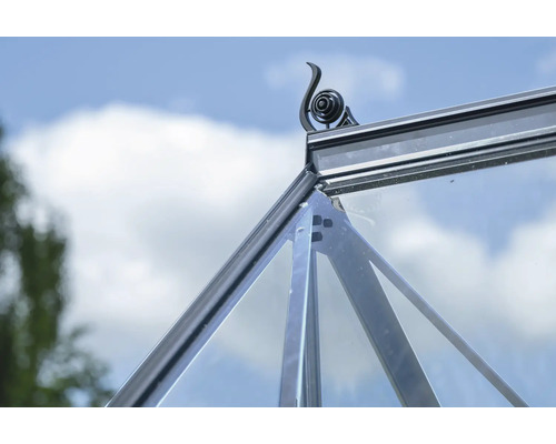 Detailansicht eines Gewächshauses mit Glas und Metallrahmen