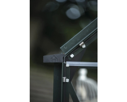 Detailansicht eines Gewächshauses mit Rahmen, Glas und Beschlägen