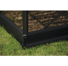 Detailaufnahme des Fundaments eines Gewächshauses aus Aluminium