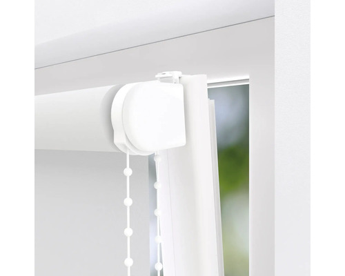 Detailansicht einer weißen Rollos mit Kettenzug am Fenster