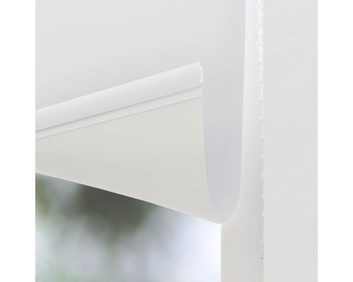 Detailansicht einer weißen Fensterjalousie