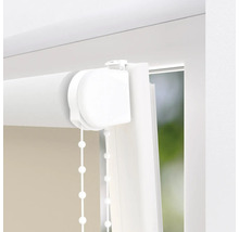 Detailansicht eines weißen Rollos mit Kettenzug am Fenster