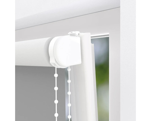 Detailansicht einer weißen Rollos mit Zugschnur zur Fensterdekoration