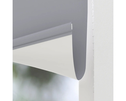 Rollo teilweise abgerollt zur Fensterverdunkelung