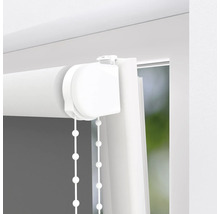 Detailansicht eines weißen Rollos mit Kettenzug am Fenster