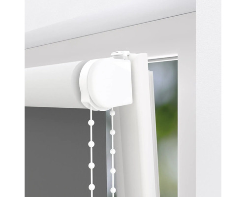 Detailansicht eines weißen Rollos mit Kettenzug am Fenster