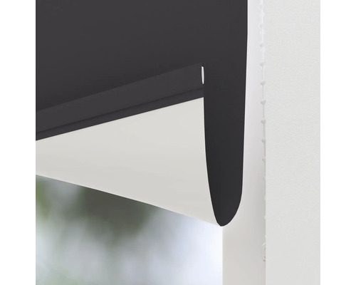 Detailansicht eines Rollos am Fenster