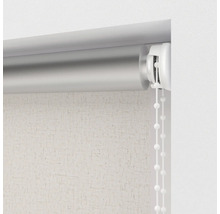 Detailansicht eines Rollos mit Bedienkette an einer Wand