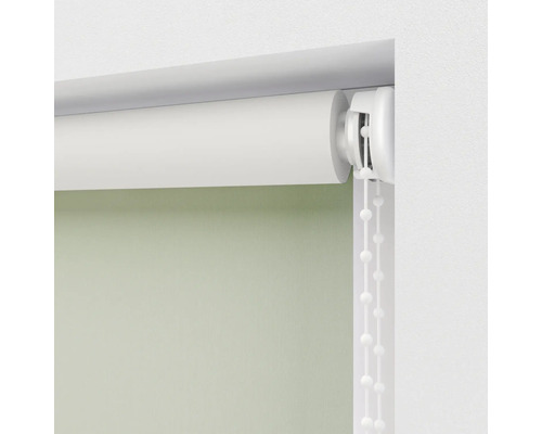 Rollo mit Kettenzug am Fenster