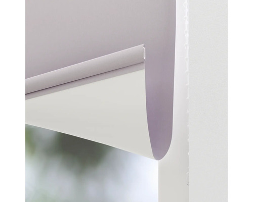 Detailansicht eines Rollos am Fenster