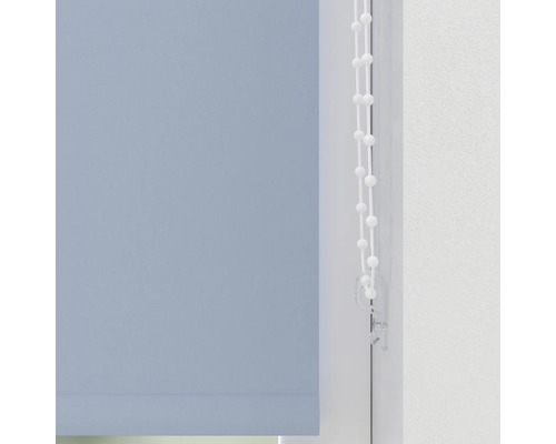 Rollo mit Bedienkette am Fenster