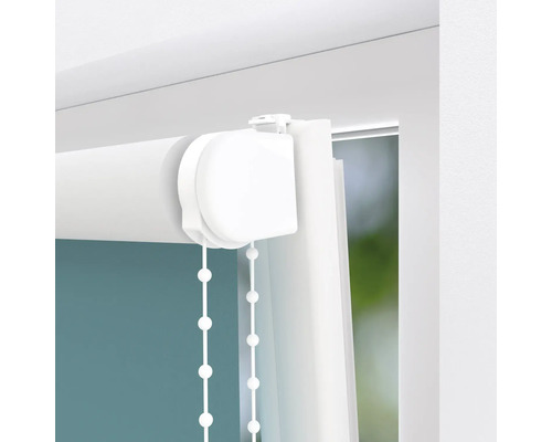 Detailansicht eines weißen Rollos mit Kettenzug am Fenster.