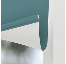 Aufgerollter, halb ausgerollter Verdunkelungsrollo am Fenster