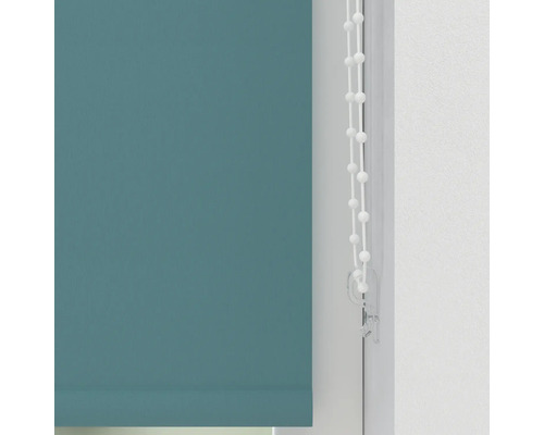 Rollo mit Kettenzug am Fenster