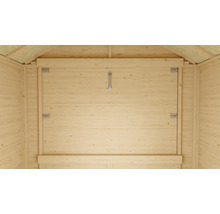 Innenansicht eines Gerätehauses mit Holzwänden und Klappfenster