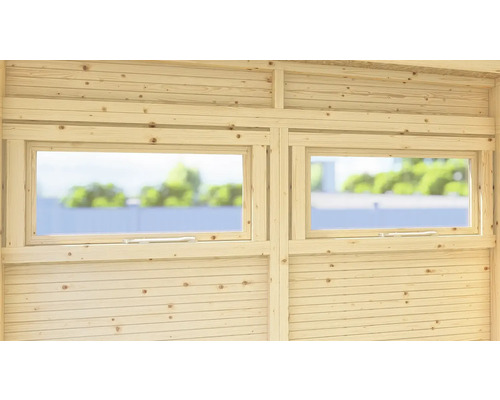 Holzwand mit zwei Fenstern