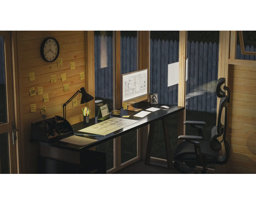 Büroarbeitsplatz mit Schreibtisch, Bürostuhl und Computer in Holzhütte