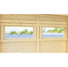 Innenansicht einer Holzwand mit zwei Fenstern