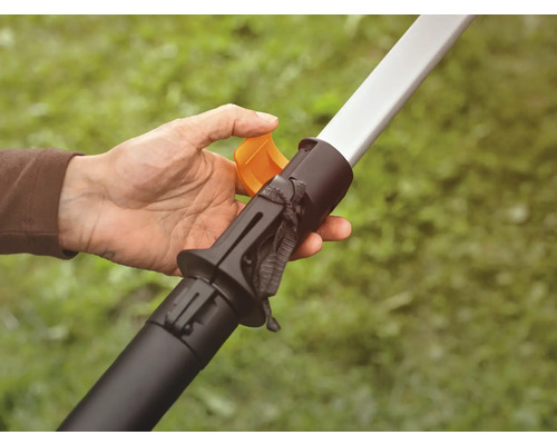 Nahaufnahme einer Person, die den Verriegelungsmechanismus einer Teleskopstange bedient