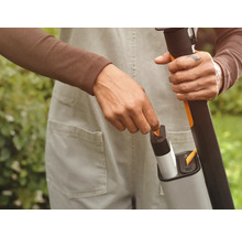 Akku Rasentrimmer mit Ladegerät im Einsatz