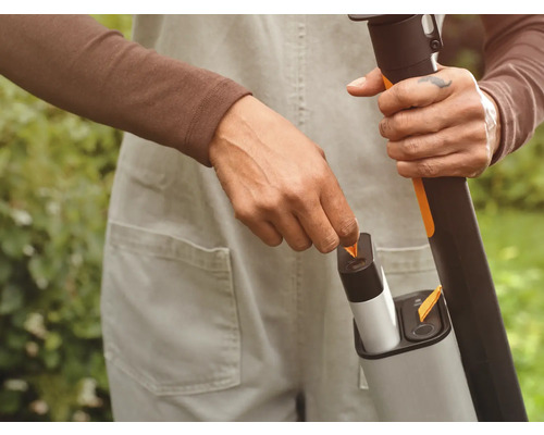 Akku Rasentrimmer mit Ladegerät im Einsatz