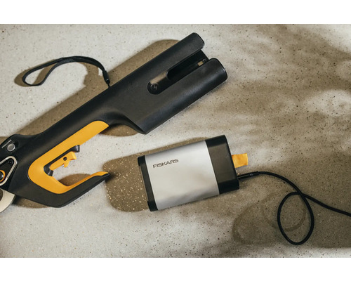 Fiskars Akku-Gartenschere mit Akku
