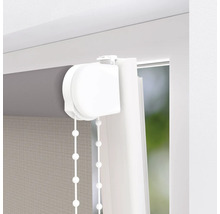 Detailansicht eines Rollos mit Bedienkette zur Fensterdekoration
