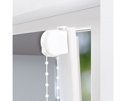 Detailansicht eines Rollos am Fenster mit Kettenzugbedienung.