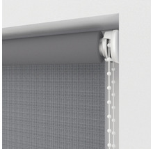Graues Rollo mit Kettenzug zur Fensterdekoration
