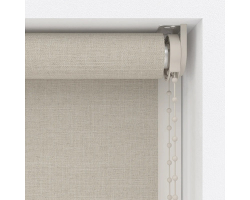 Detailaufnahme eines Rollos im Fensterrahmen mit Kettenzug