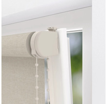 Detailansicht eines Textilrollos mit Kettenzug am Fenster