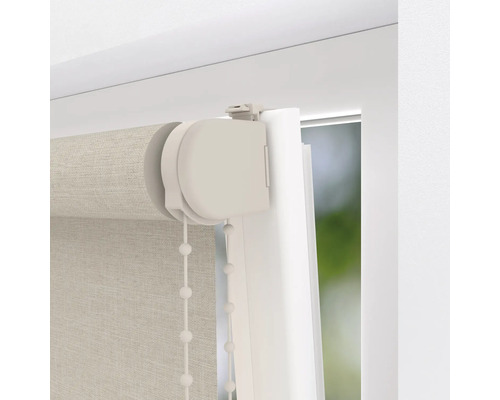 Detailansicht eines Textilrollos mit Kettenzug am Fenster