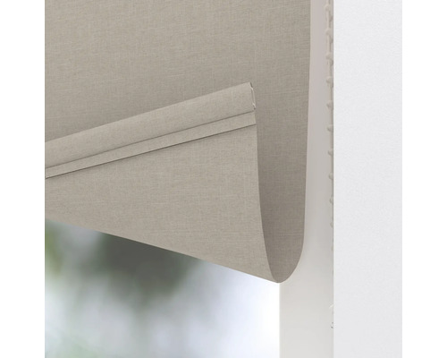 Gerolltes Textilrollo zur Fensterdekoration