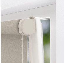 Detailansicht eines Rollos mit Kettenzug am Fenster