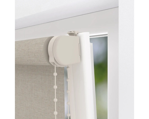 Detailansicht eines Rollos mit Kettenzug am Fenster