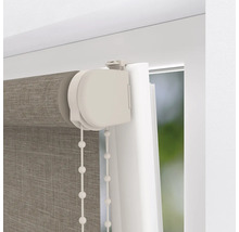 Detailaufnahme eines Rollos mit Kettenzug am Fenster