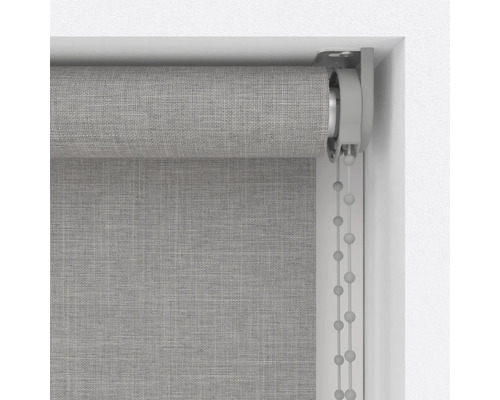 Graues Rollo mit Kettenzug im Fensterrahmen