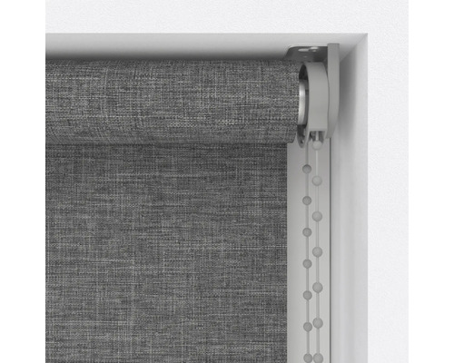 Graues Rollo mit Kettenzug am Fenster
