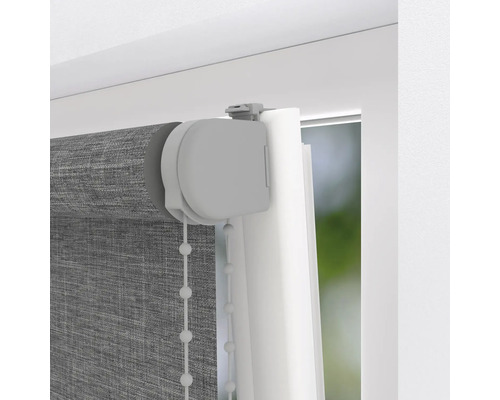 Detailansicht eines grauen Rollos mit Kettenzug am Fenster
