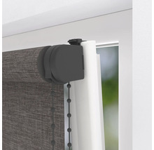 Detailansicht einer Seitenzug-Rollos am Fenster