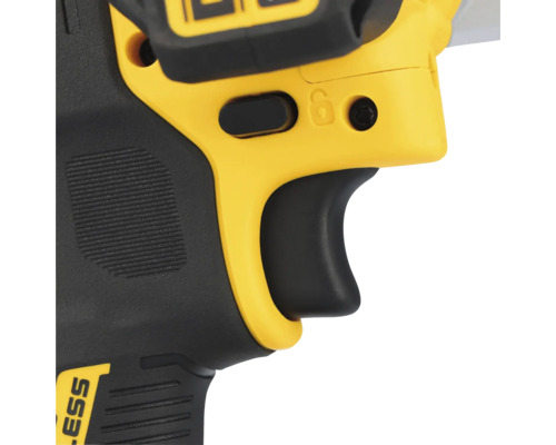 Detailansicht einer Bohrmaschine mit gelbem Griff und schwarzem Gehäuse.