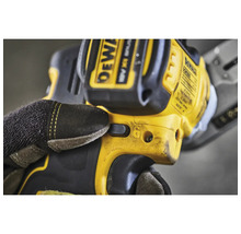 DeWalt Akku-Blechknabber mit Handschuh bedient