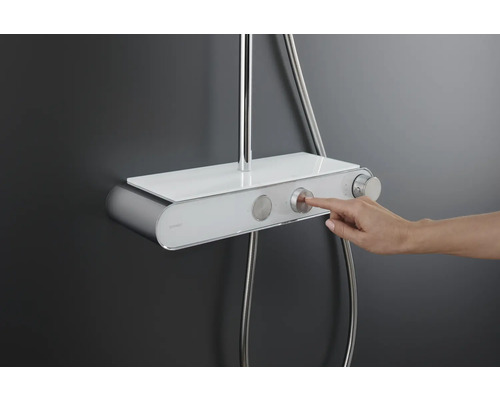 Dusche mit Bedienfeld und Hand, die einen Knopf drückt